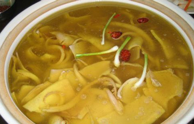  p>鱿鱼炖土鸡又叫鱿鱼炖鸡,是贵阳一道著名的特色火锅,因为其味道鲜