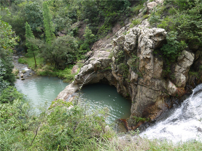 位于浙江省温州市瓯海区仙岩镇内,大罗山西麓,居温州,瑞安两市之间,距