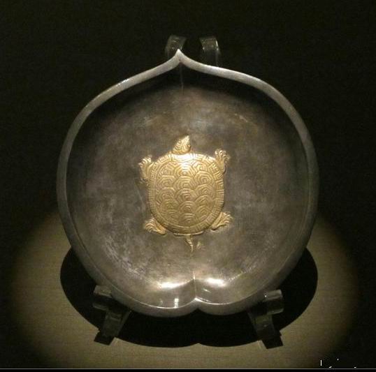 唐鎏金龟纹桃形银盘