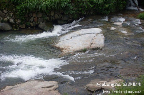  p>天柱深山景区流水汇流过宋家板桥后,称九井河,全长约6公里,海拔悬