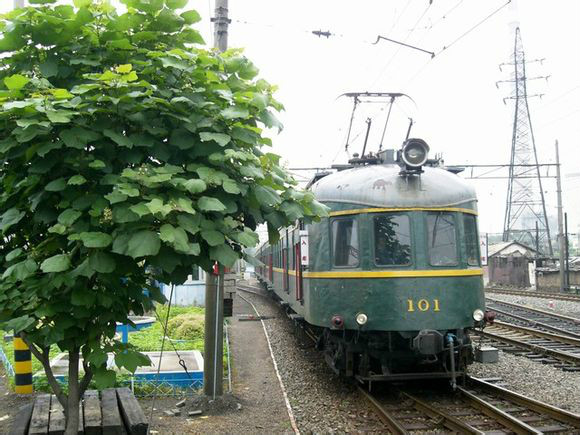  p>动车组(powered car train-set),又称"动车组列车",中国内地新兴的