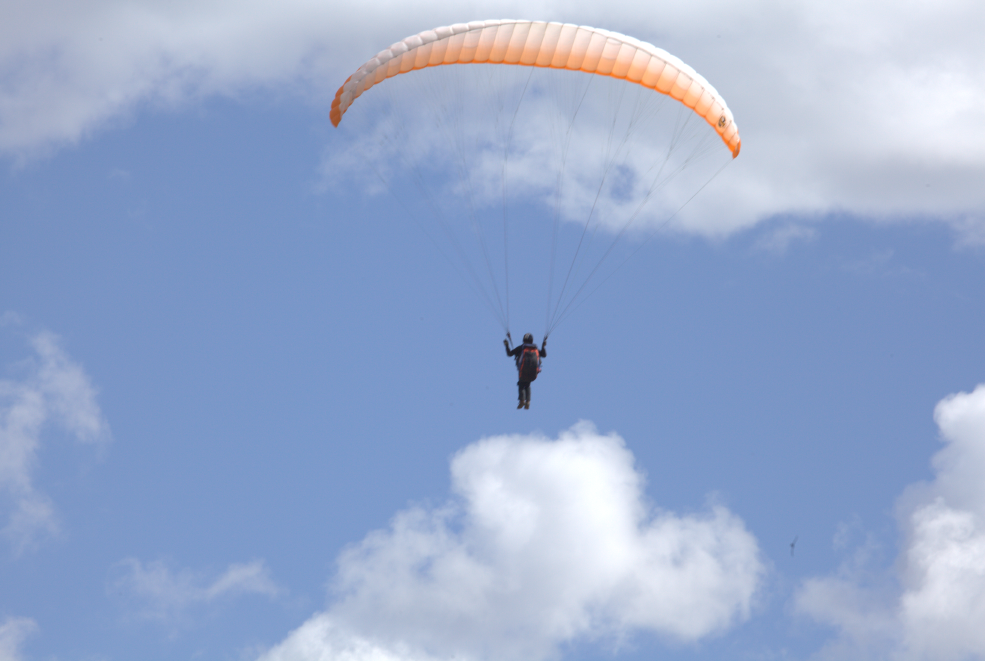  p>滑翔伞(paraglider) 飞行运动员驾翼型伞衣,利用 a href="#" data