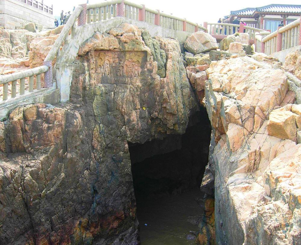  p data-id="gnx5xexzxd">潮音洞位于普陀山岛东南紫竹林庵前,龙湾之