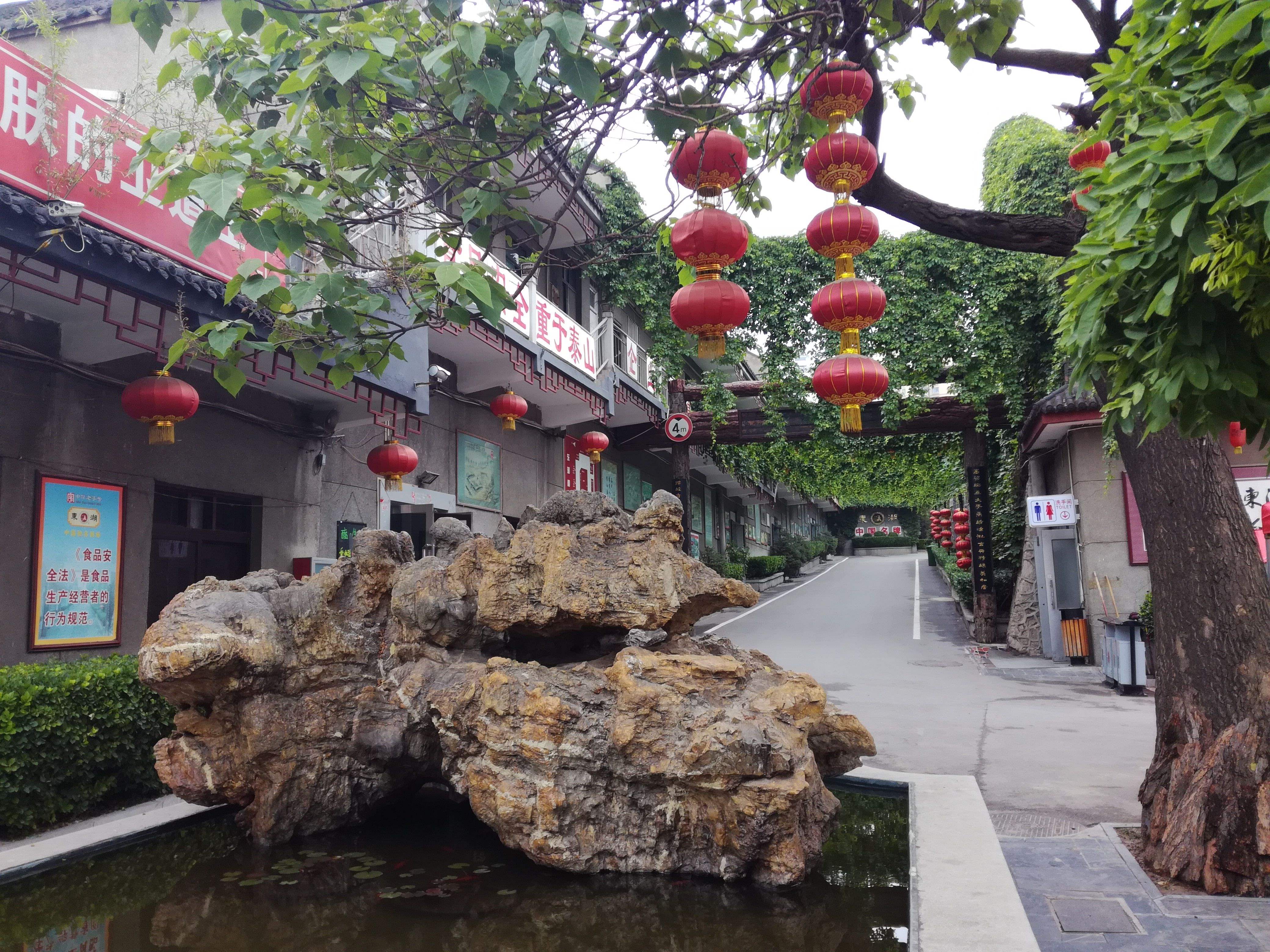  p>东湖醋园位于太原市东山高速公路和建设北路之间的马道坡26号,占地