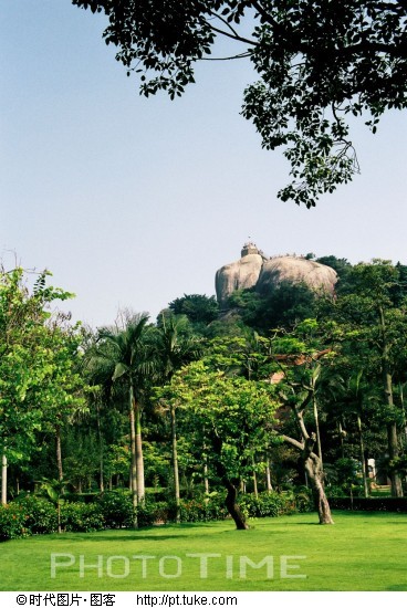  p>日光岩(英文:sunlight rock)俗称"岩仔山",别名"晃岩",相传1641年