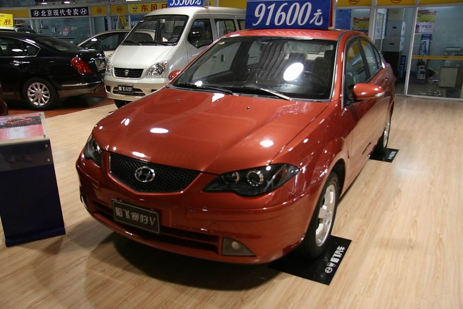 哈飞赛豹是由中航科工旗下的哈飞汽车股份公司与意大利宾尼法瑞纳