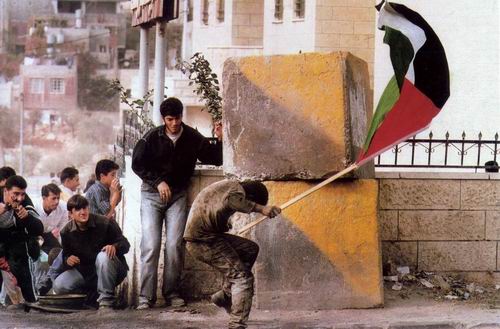 身后的青年还攥着愤怒的石块,以示反抗.