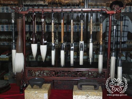  p data-id="gnbjp8obm6">戴月轩毛笔是历史悠久的传统手工艺品.