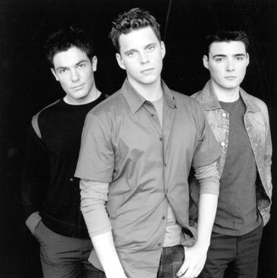 三人男孩组合bbmak,成员分别是markbarry,christianbums和stemcnally