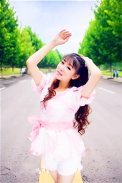  p>江怡影,女,汉族,1989年3月20日出生于四川自贡,歌手,经纪公司宜宾