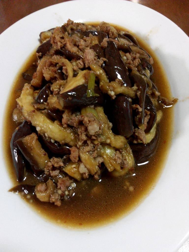  p>酱烧茄子是以茄子为主要食材制成的一种美食,制作简单,老少皆宜