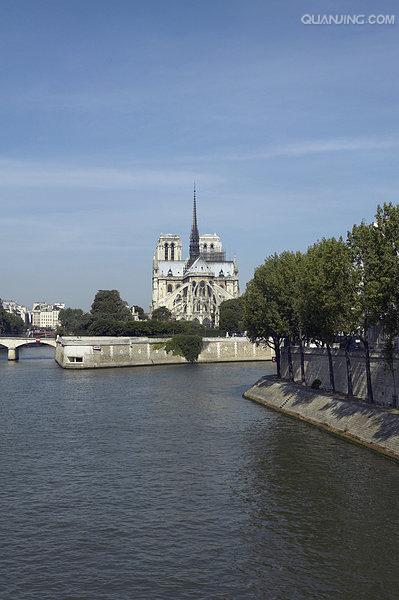  p data-id="gnx4f8atsf">塞纳河畔项目位于武汉中央活动区稀缺滨水