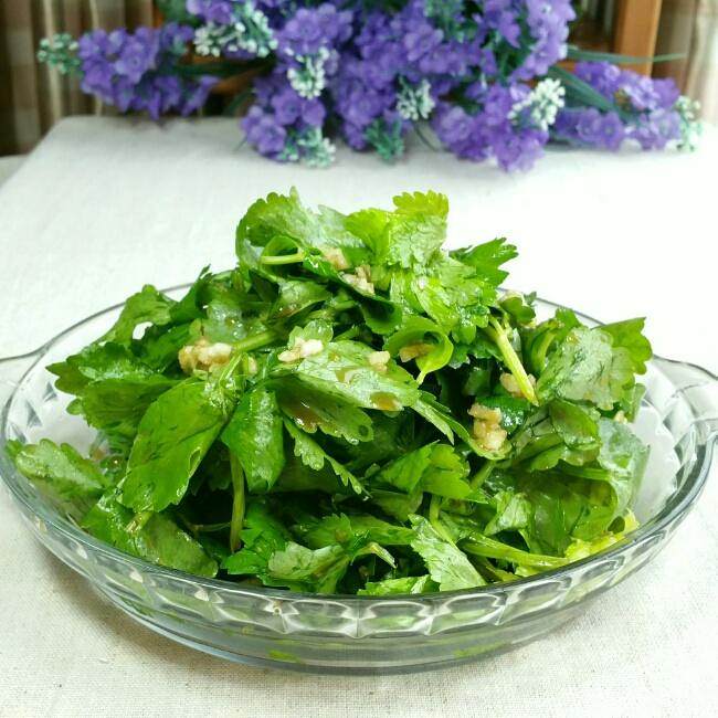 炝拌芹菜叶