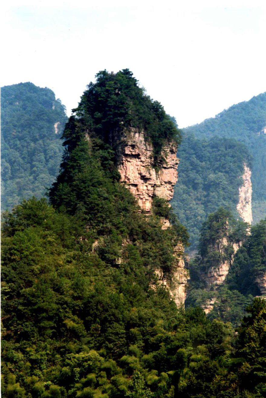  /p> p>夫妻岩两座山峰,紧相依偎,酷似—男—女,耳鬓厮磨,窃窃细语,其