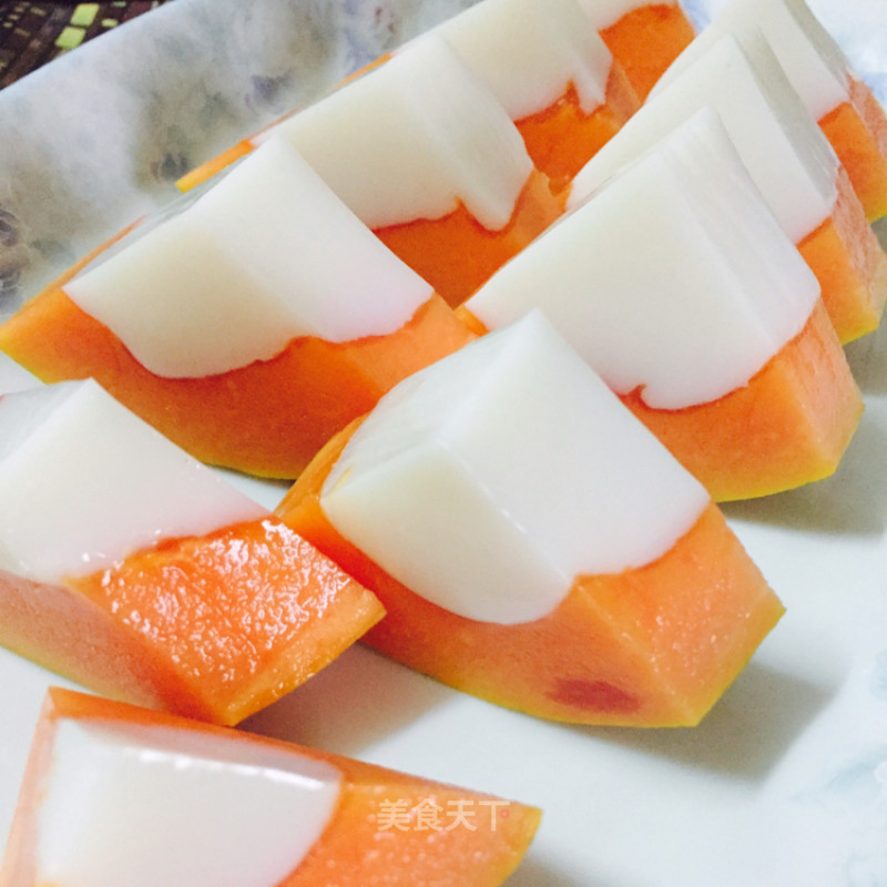  p>椰奶木瓜冻是一道由木瓜,椰汁,牛奶等食材制成的美食. /p>