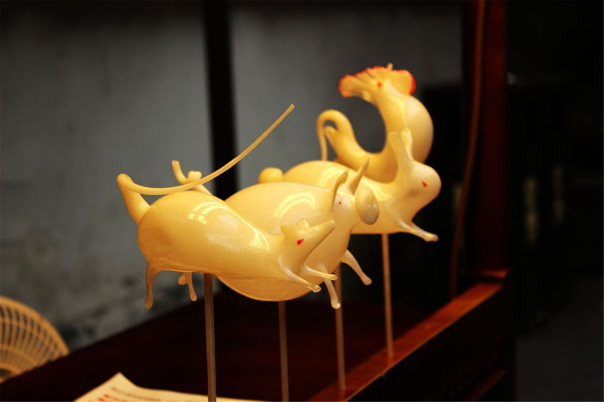  p>吹糖人是旧时北京的一个行业,北京话为"吹糖人儿",中国民间手工艺