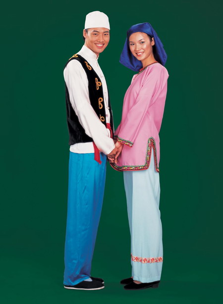  p data-id="go052663t9">东乡族的服饰与回族有相似之处,但其特点也