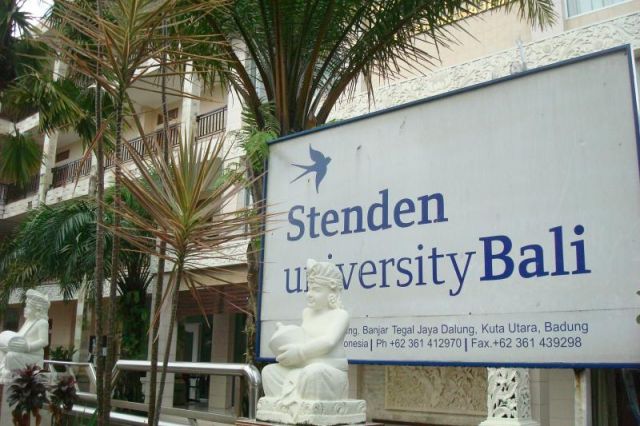  p>斯坦德大学,位于 a href="#" data-lemmaid="190469">荷兰 /a>北部