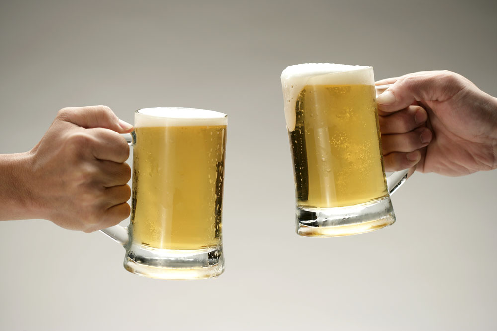  p>当浮一大白,拼音为dāng fú yī dà bái,用大酒杯罚酒,出处: a