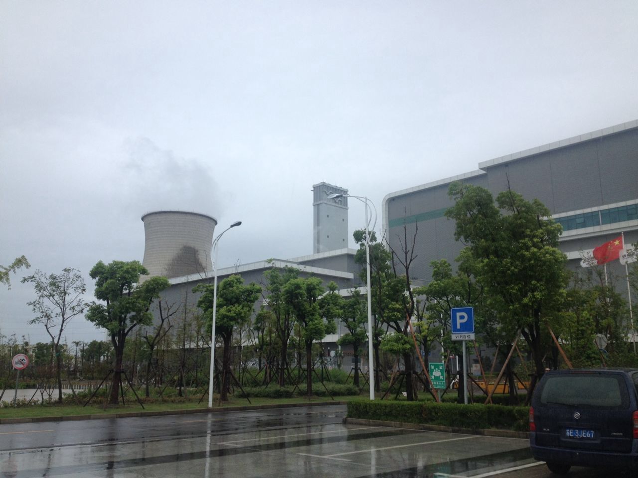 亚洲最大的垃圾填埋场,基地肩负着上海市70%的生活垃圾处置任务,每天