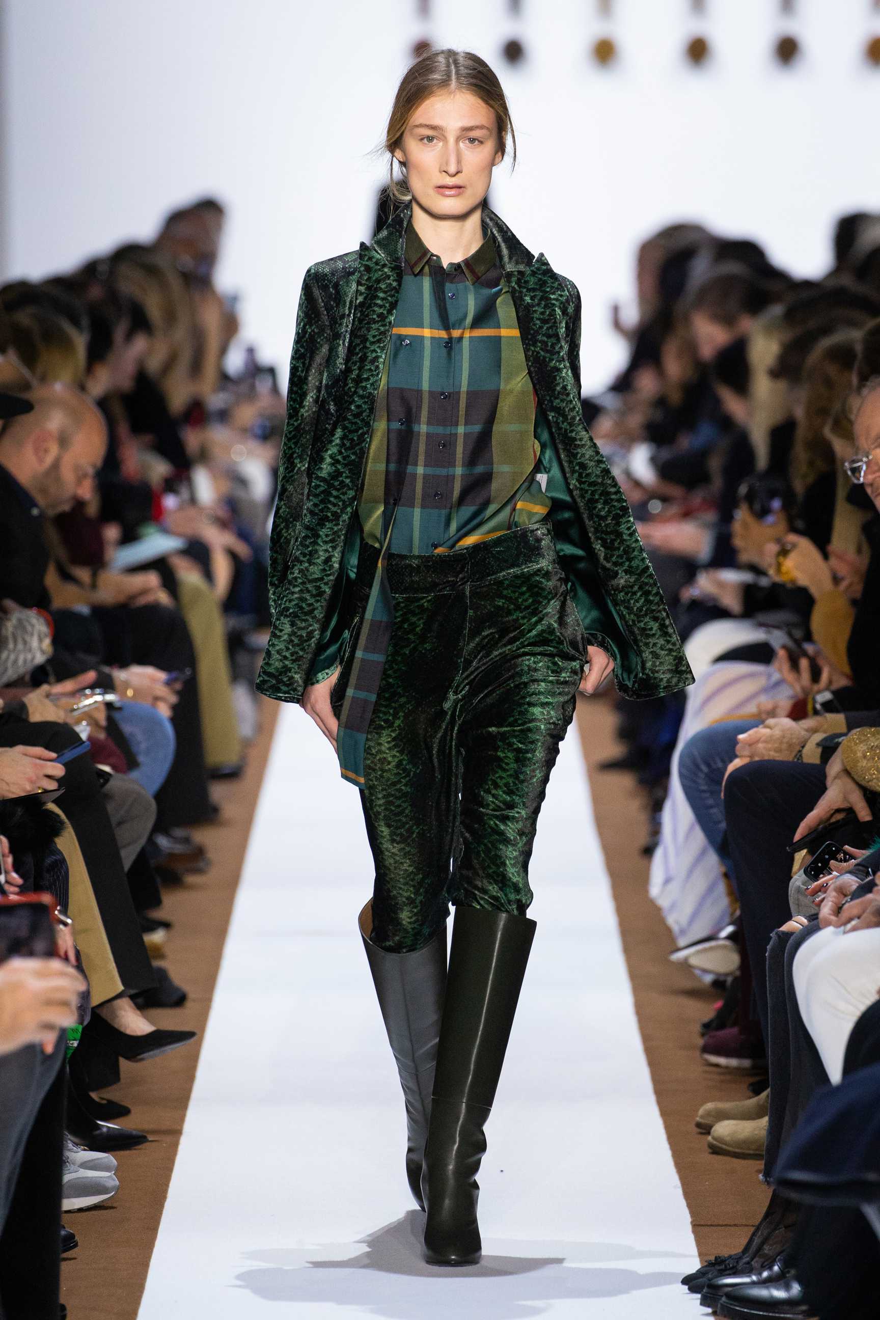 lemmaid="131482">瑞士 /a>一家族企业,是拥有80年制衣经验的服装品牌