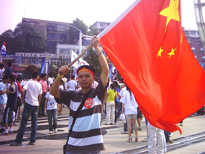  p>曾慧沁原名曾嵘,1981年正月初六出生于湖南省涟源市,资深营销人.