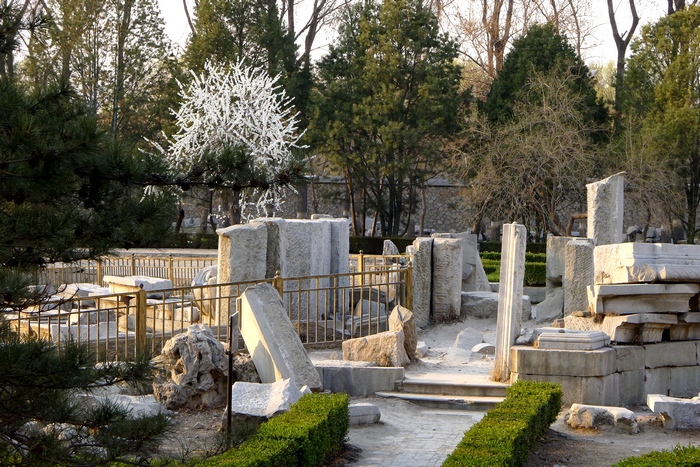 始建于1707年(清康熙四十六年),由圆明园及其附园长春园和绮春园(后