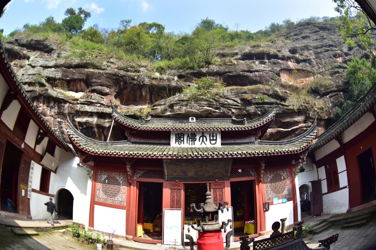 俗称金华大佛寺,地处浙江省金华市金东区曹宅镇之北2公里处,距金华主