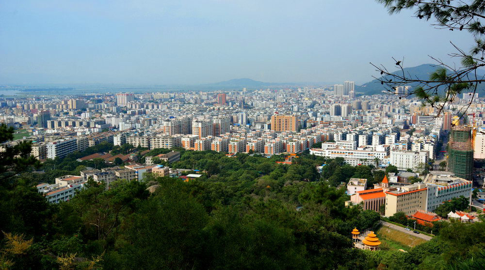 ">棉城镇是一个已于1994年撤销的历史行政机构的名字,位于潮阳市县城