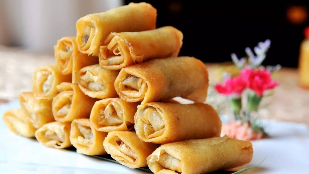  p>上海春卷是中国上海的一道传统小吃,属于沪菜系;春卷,又称春饼