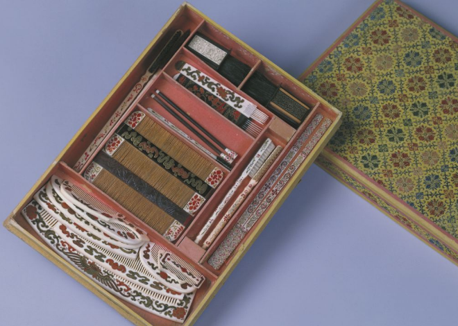  p>清描金夔龙凤象牙什锦梳具是清代的一件文物作品. /p>