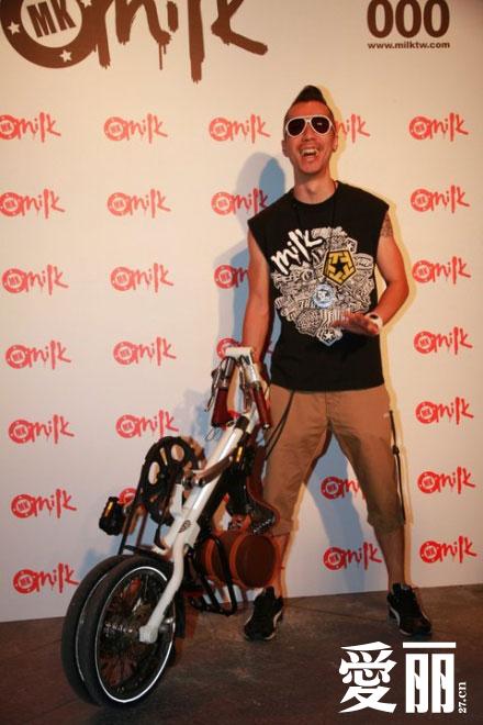  p>张兆志,1974年4月18日出生于台湾,演员,主持人,歌手.