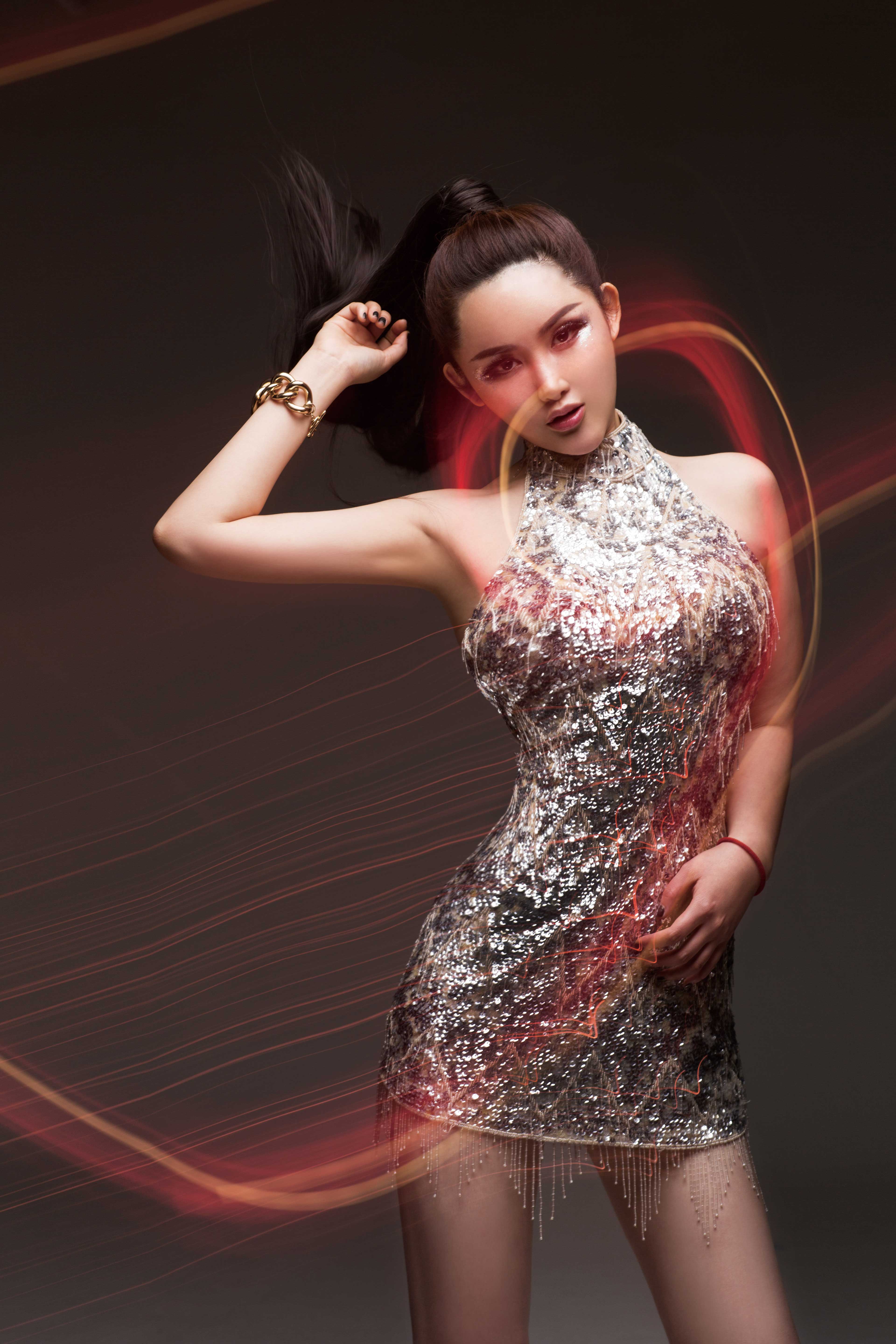  p>郑舒尹(suby cheng),1985年1月16日出生于中国台湾,美籍华裔电子乐