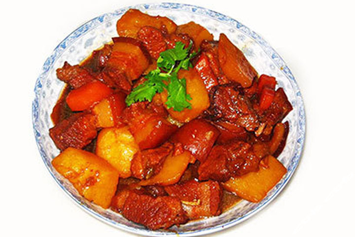土豆焖红烧肉