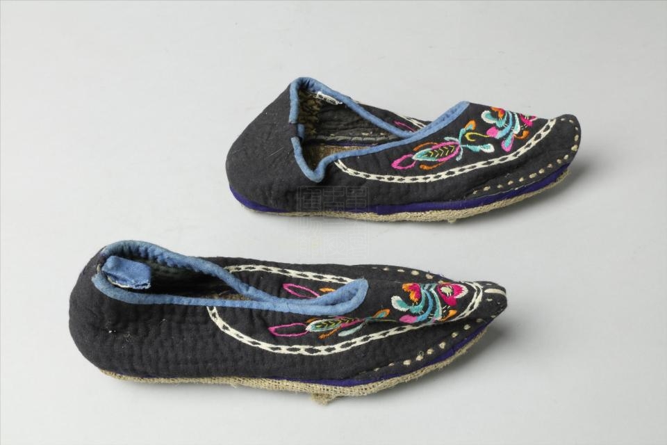 现代羌族绣花女鞋