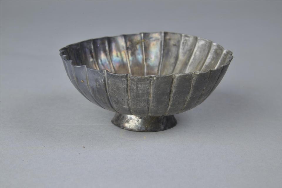 宋錾花菊花形银碗