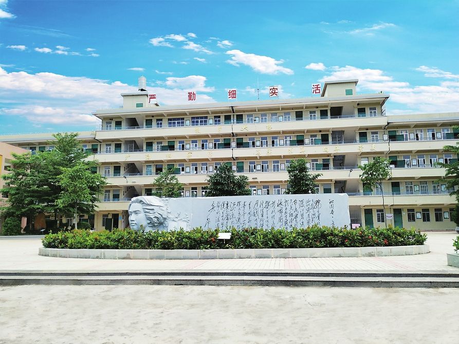  p data-id="gnfc2e46zb">高州市东岸第一中学坐落在美丽的玉湖风景区