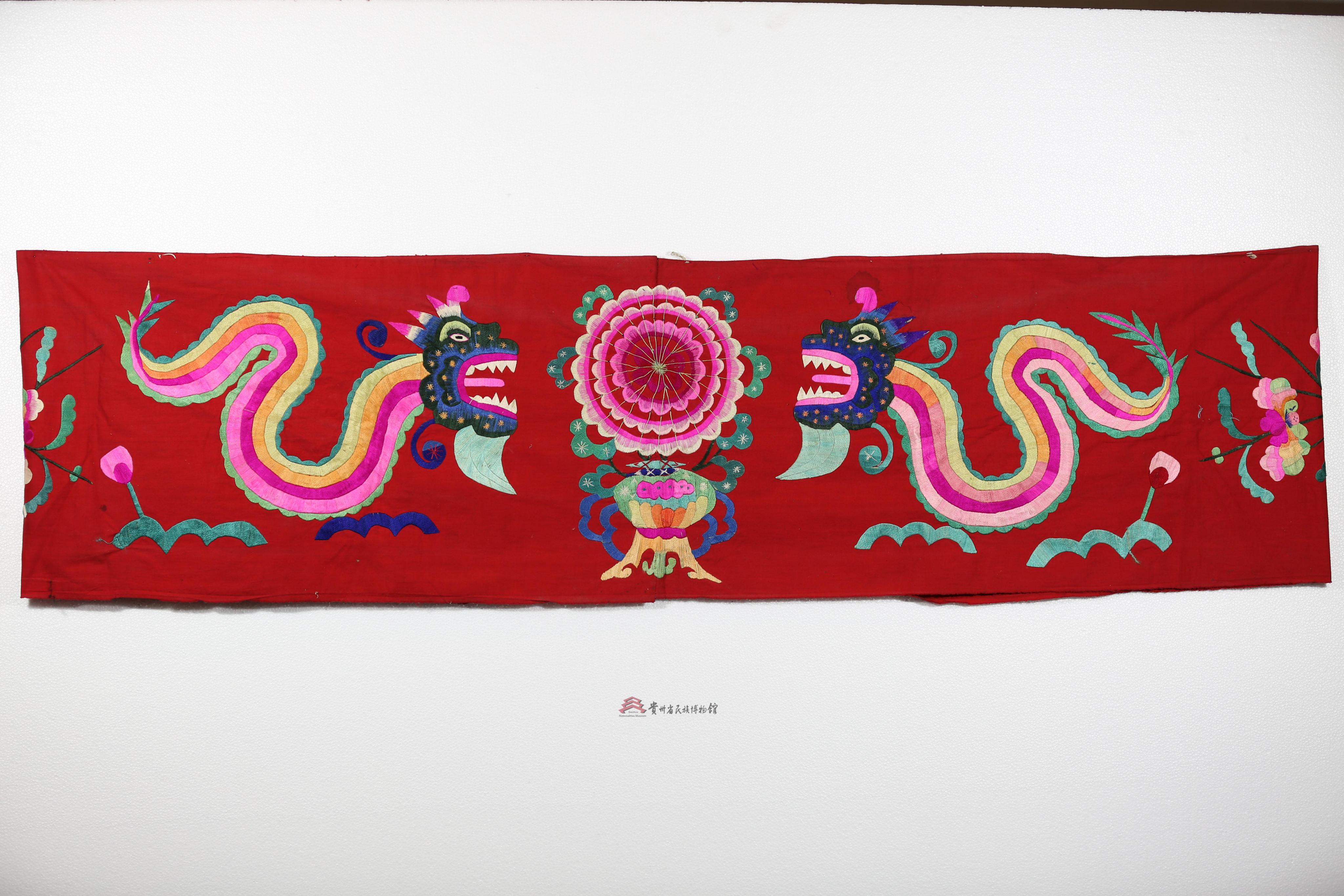 当代湘西苗族平绣双龙抢宝纹帐檐