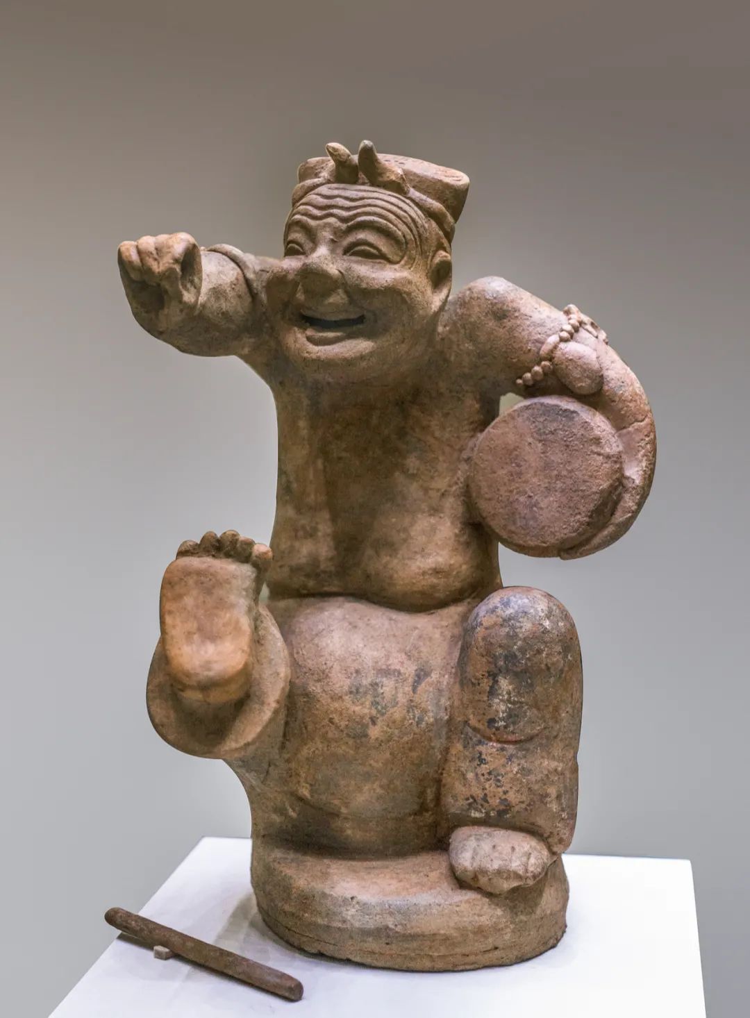人物俑　少年俑　古美術　中国　漢時代　俑 汉代陶俑古拙之美，击鼓说唱憨态可掬_百科TA说