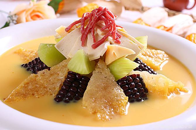  p>浓汤烩三鲜是一道广东的传统名菜,属于粤菜系.