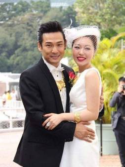 杜德伟（左）与老婆李晓冰