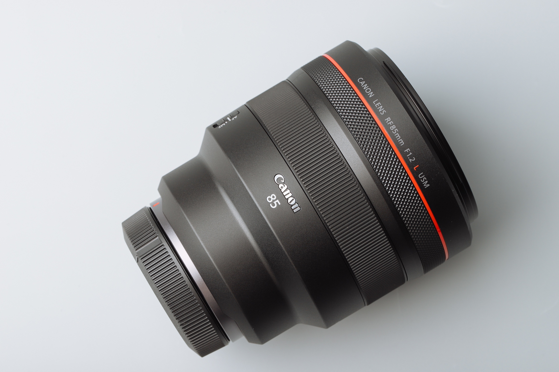  p>佳能rf 85mm f/1.8是佳能旗下的一款相机镜头. /p>