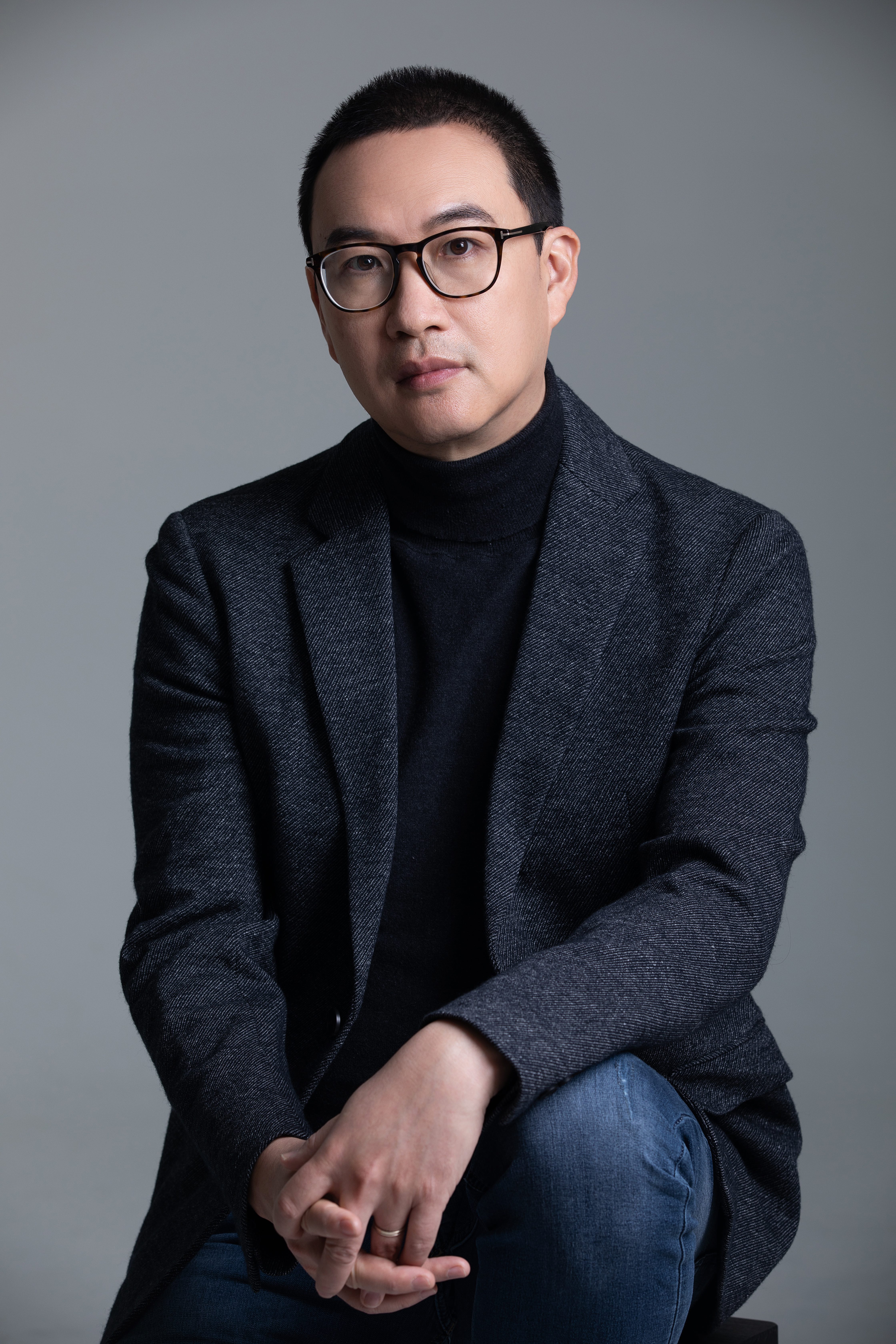  p data-id="smovojla4uru">吕峰,毕业于北京电影学院美术系.