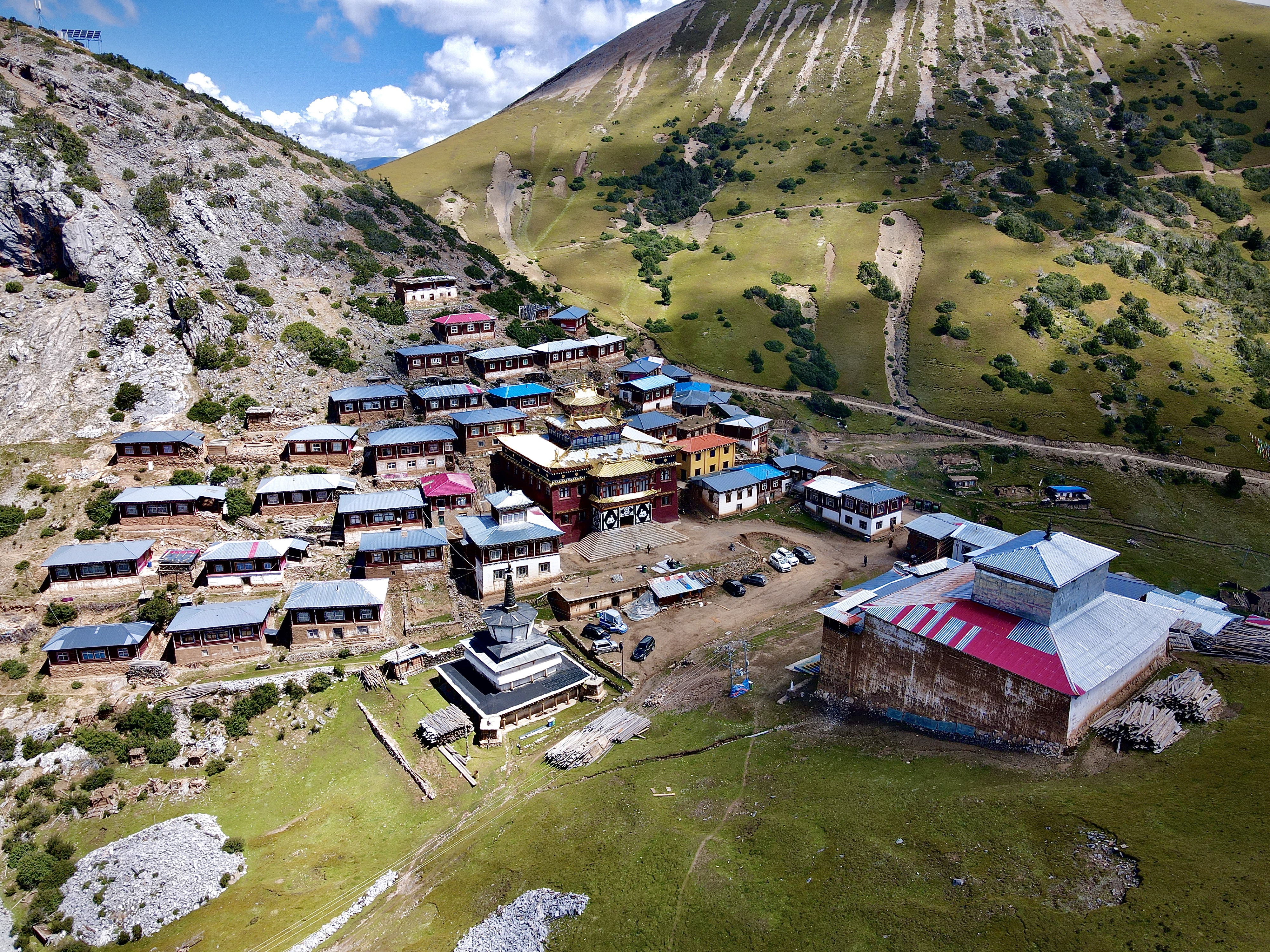 尼果寺位于芒康县宗西乡境内,距县城东北70公里 处,海拔4250m,系红教