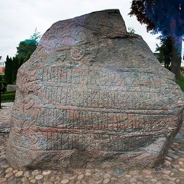 王国的诞生地,这里保存着教堂,坟墓和刻有如尼字母的石碑等历史遗迹