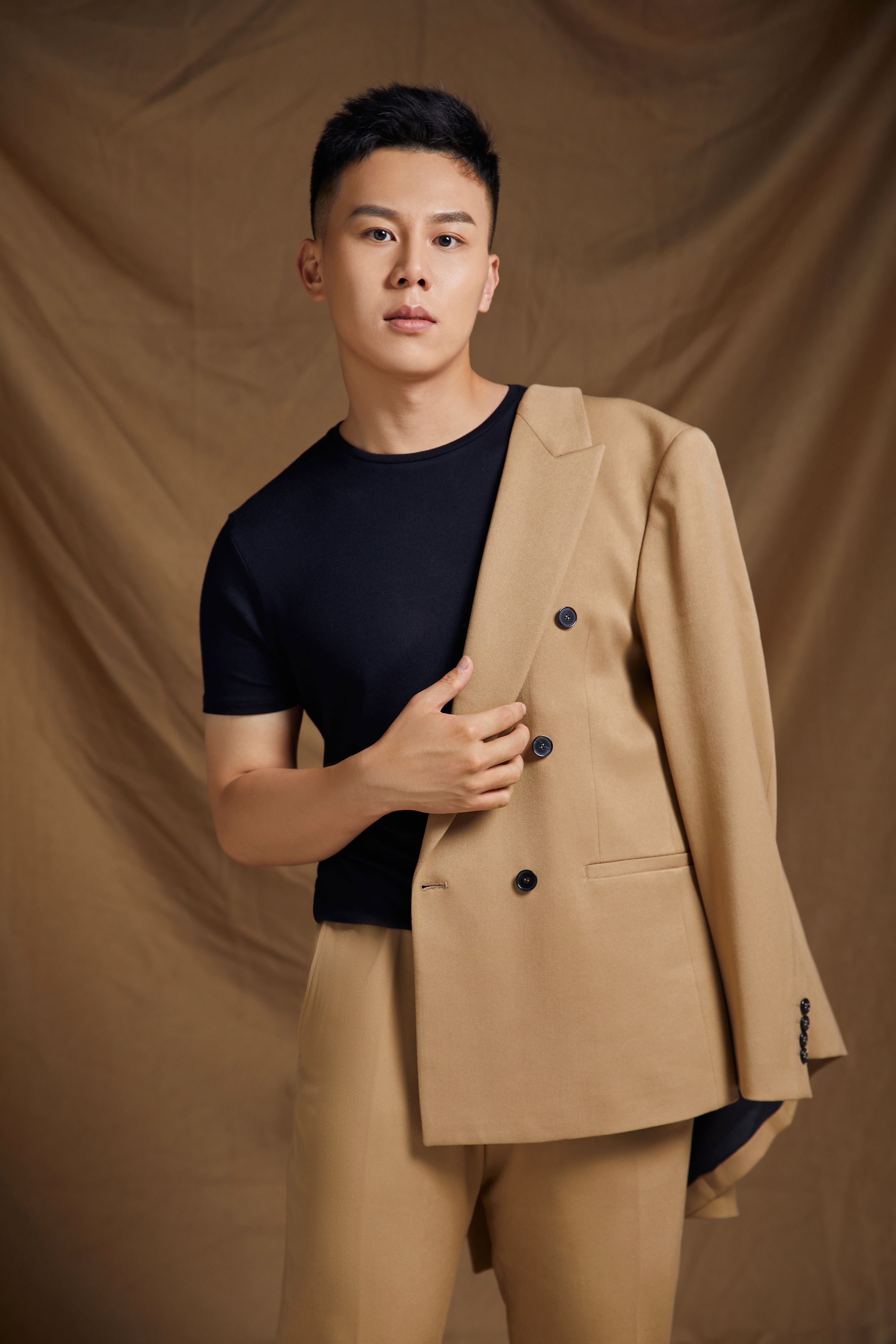  p data-id="gnxa32zjz8">高嵩,演员,双语主持人.