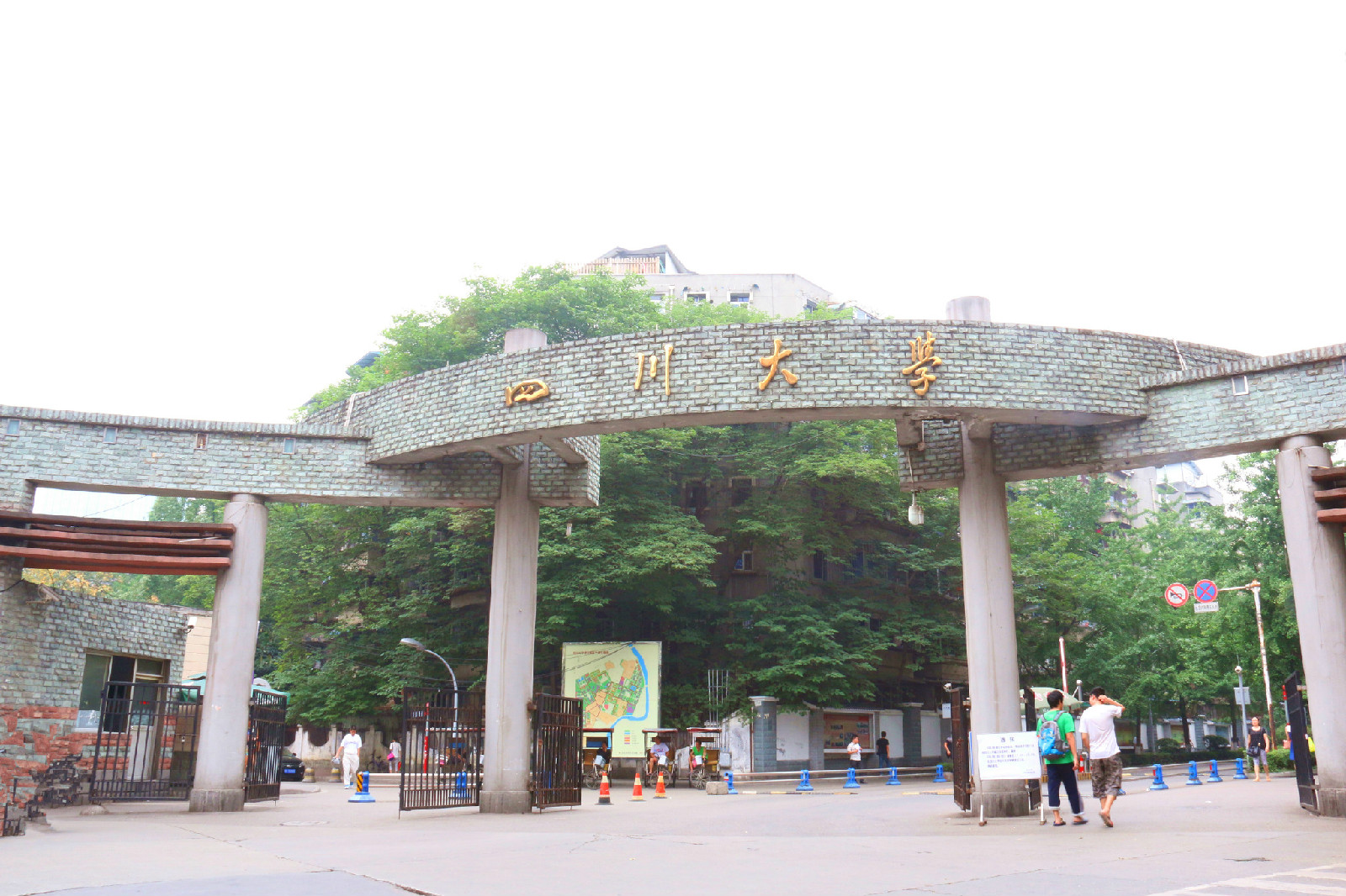  p>四川大学望江校区为川大校本部,占地3000多亩,主要为四川大学大三