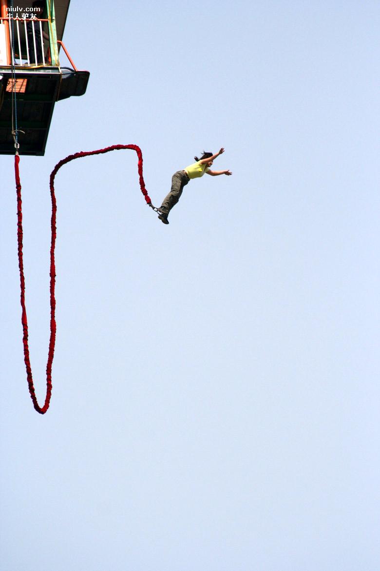  p data-id="gnt8czsavy">蹦极( b> i>bungee jumping /i> /b>),也叫