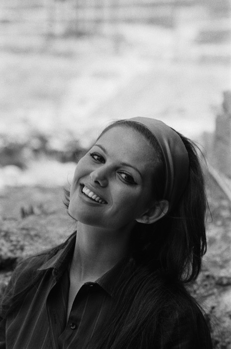  p>克劳迪娅·卡汀娜(claudia cardinale),昵称"cc",1938年4月15日