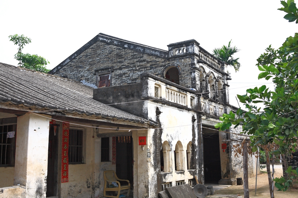 是海南著名的古文化村落,因地处海南第四大河流宁远河下游之南而得名